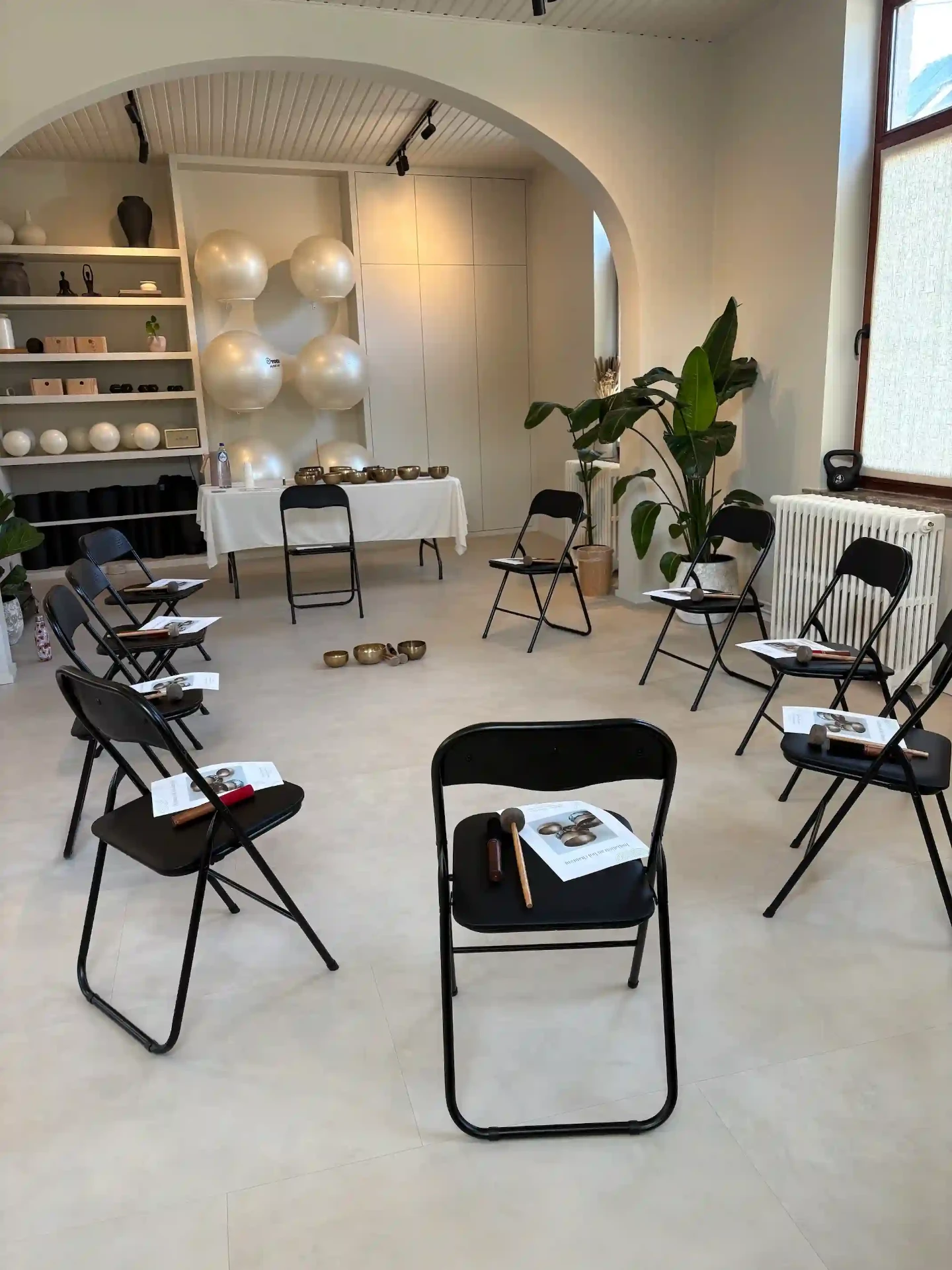 Salle polyvalente de 42 m² disposée en cercle pour un atelier collectif à l'Espace Santé Lillois