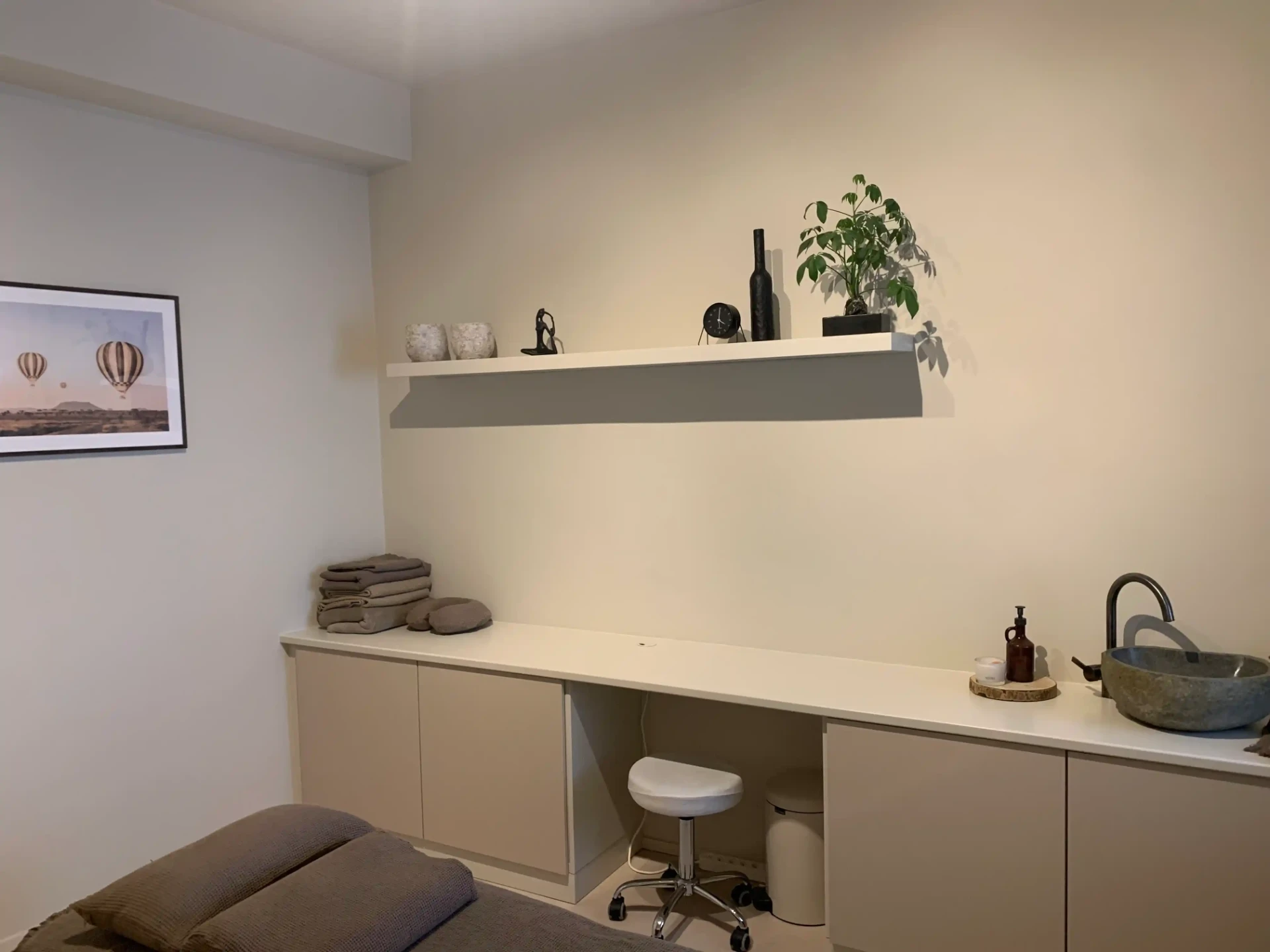 Cabinet avec plan de travail, rangements et point d'eau à l'Espace Santé Lillois, Lillois-Witterzée