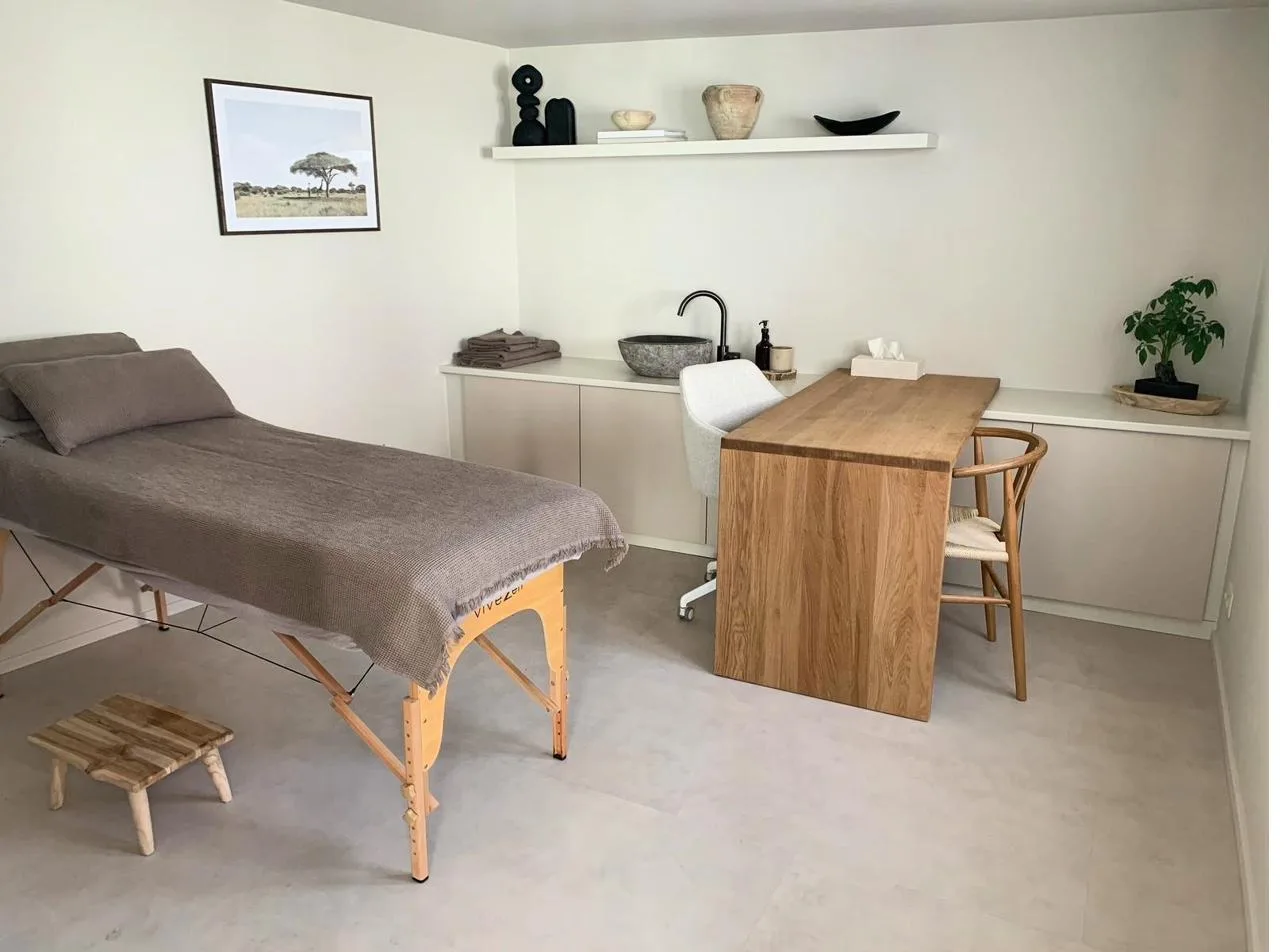 Cabinet de soin de l'Espace Santé Lillois à Lillois-Witterzée, table de massage et bureau en bois clair