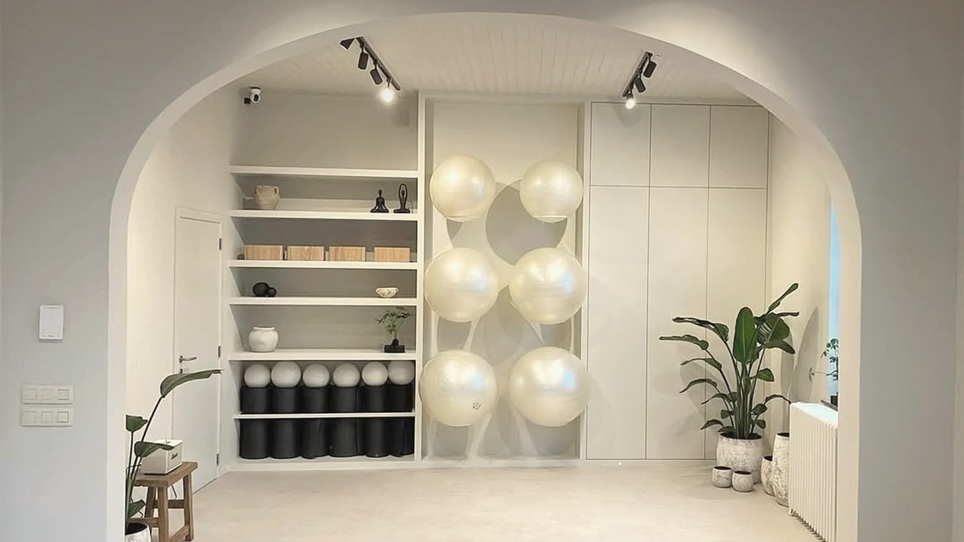 Salle lumineuse de l'Espace Santé Lillois à Lillois-Witterzée, ballons de gym et rangements en bois clair