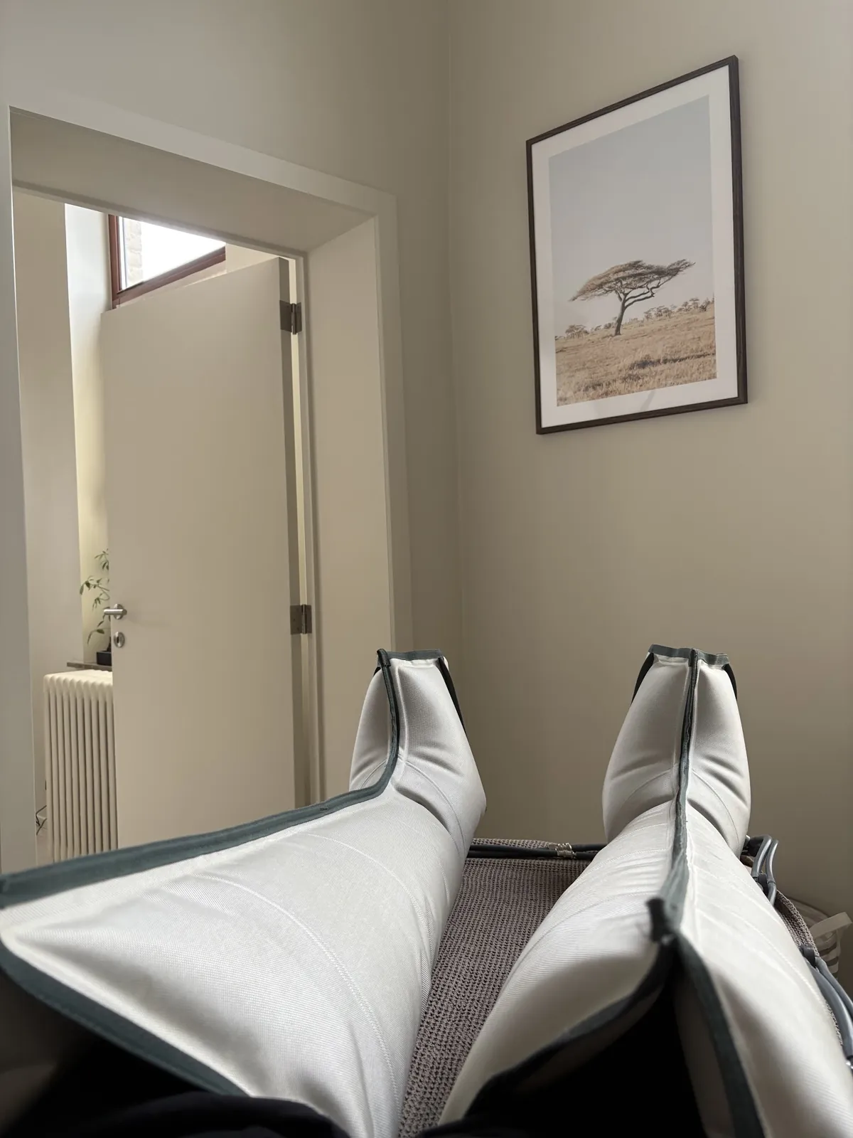 Bottes de pressothérapie installées sur la table de soin à l'Espace Santé Lillois, Lillois-Witterzée