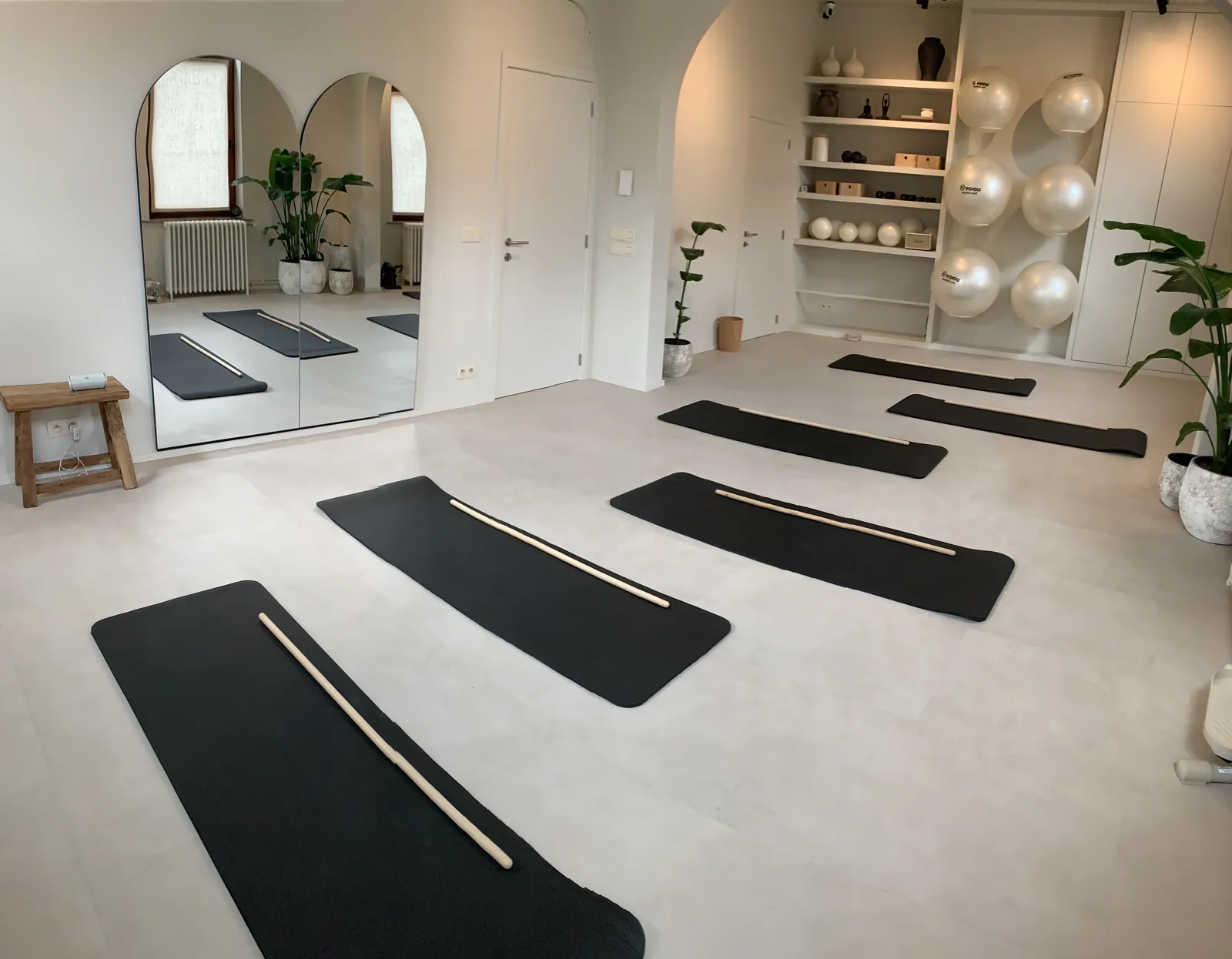 Salle de cours collectifs avec tapis, miroirs et ballons à l'Espace Santé Lillois, Lillois-Witterzée